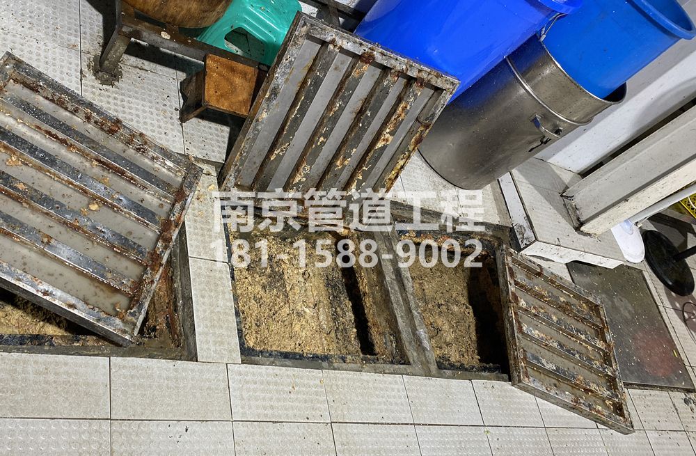 278东山城管中队食堂隔油池清理