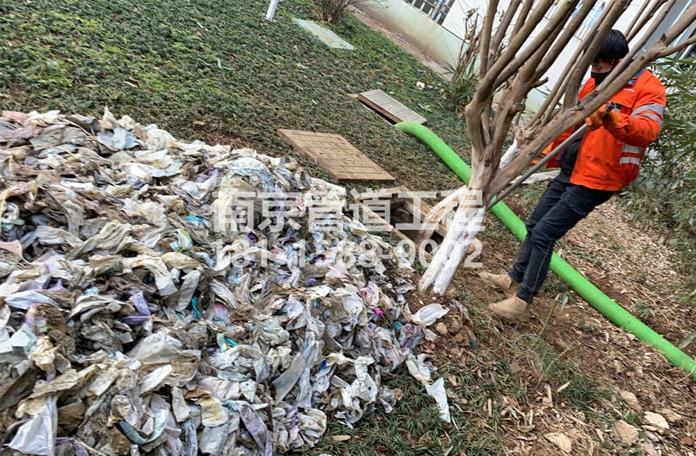 315东山化粪池垃圾清理